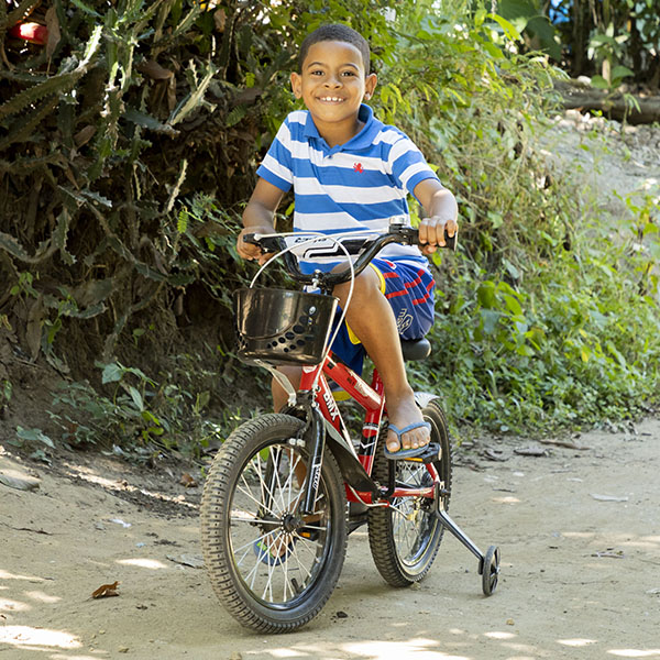 Fraikel uit de Dominicaanse Republiek is buiten aan het fietsen