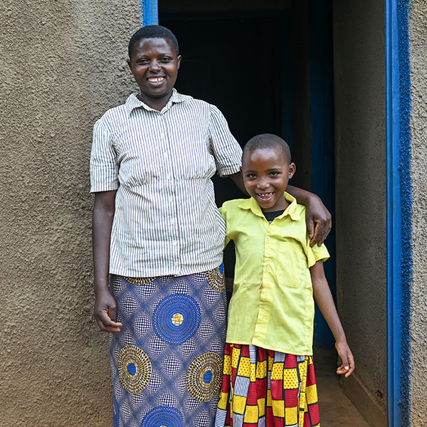 Esther en haar moeder Christine uit Rwanda