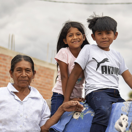 Magdalena uit Peru met haar kleinkinderen Fanny en Samuel.