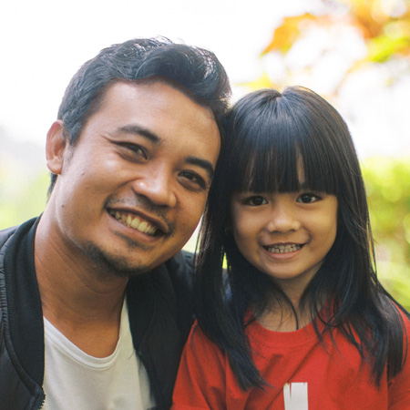 Voormalig sponsorkind Oka uit Indonesië met zijn dochter.