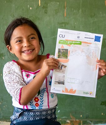 Meisje uit Ecuador laat een brief van haar sponsor zien.