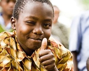 Jongen uit Tanzania steekt duim omhoog