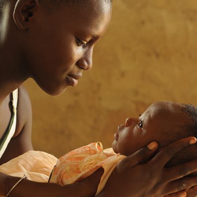 Ghaneese moeder houdt haar baby vast.