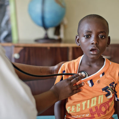 Jongen uit Rwanda wordt onderzocht bij de dokter.