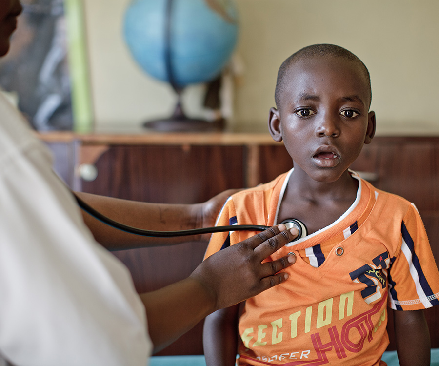 Jongen uit Rwanda wordt onderzocht bij de dokter.