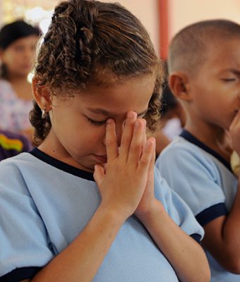 Biddende kinderen uit El Salvador.