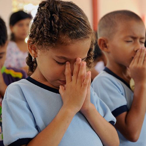 Biddende kinderen uit El Salvador.