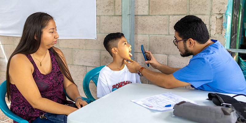 Joel uit El Salvador krijgt een medische check op het Compassion-project.