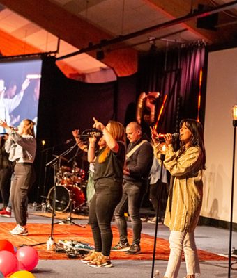 Foto van de christelijke band Heartbeat Worship.