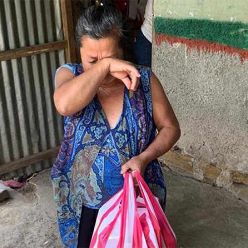 Honduruaanse vrouw met voedselpakket