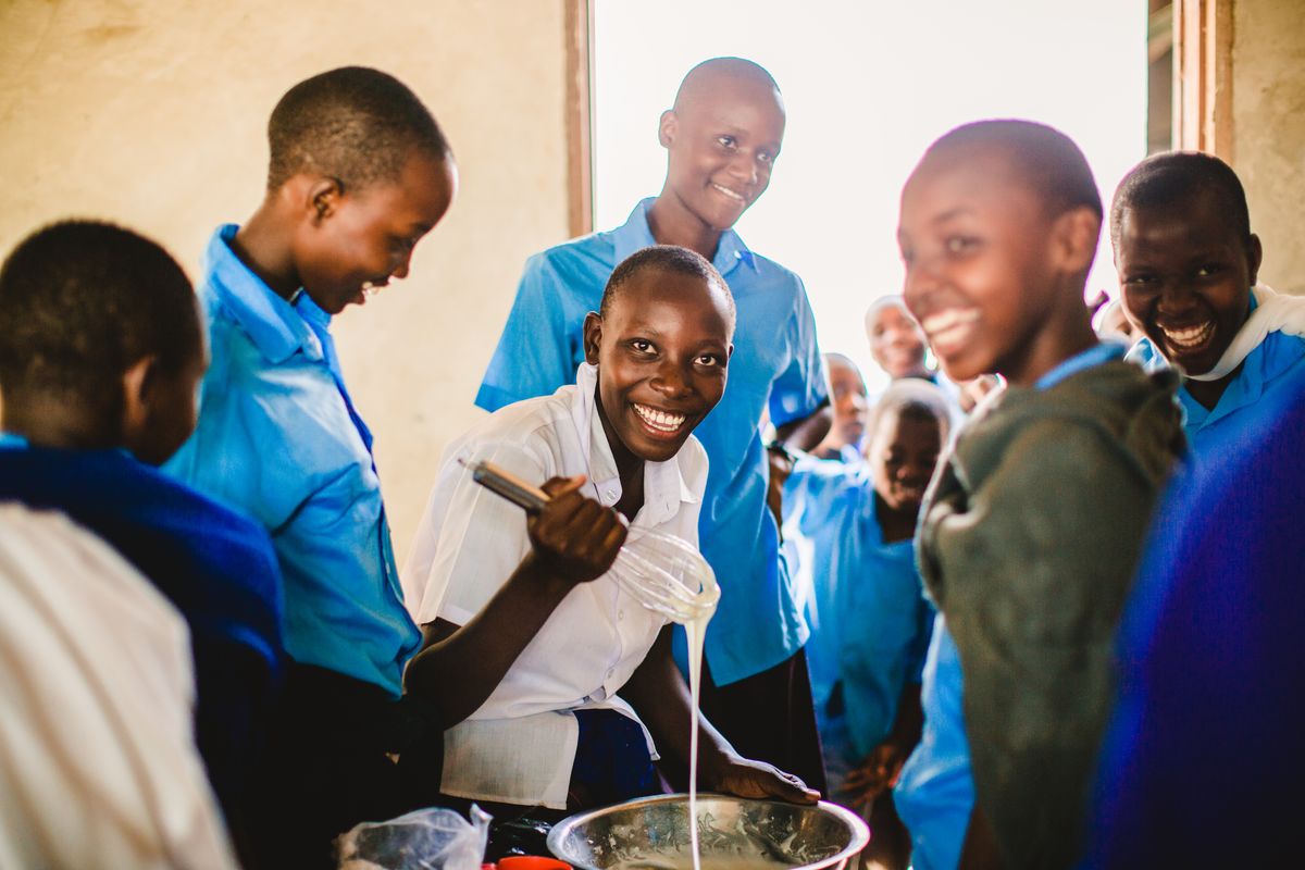 Tieners in Tanzania krijgen kookles.