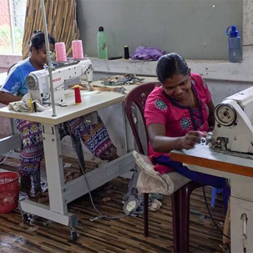 Moeders in Sri Lanka achter naaimachine