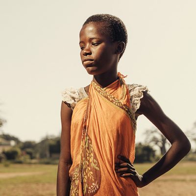 Flora uit Kenia in een oranje gewaad.