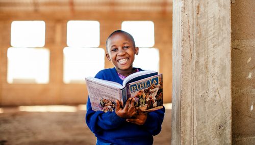 11 bemoedigende bijbelteksten om naar je sponsorkind te sturen