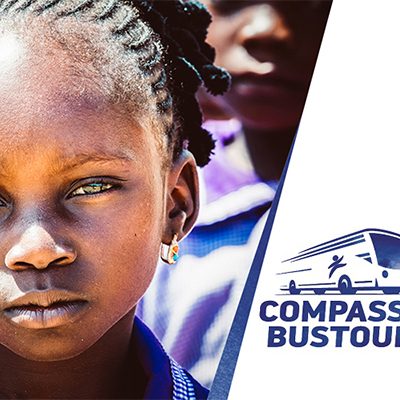 Banner van de Compassion bustour met een close-up van een meisje.