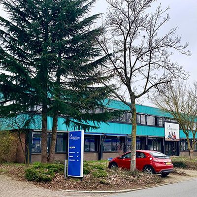 De buitenkant van het kantoorgebouw van Compassion Nederland.