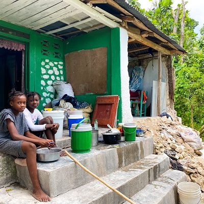 Een huis in Haïti is verwoest door de aardbeving.