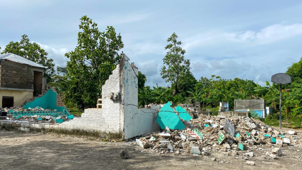 Verwoest gebouw in Haïti na de aardbeving in 2016