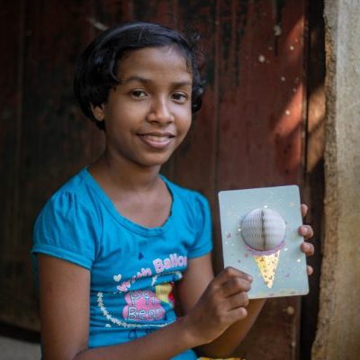 Wenuki uit Sri Lanka laat een kaart zien die zij van haar sponsor heeft ontvangen.