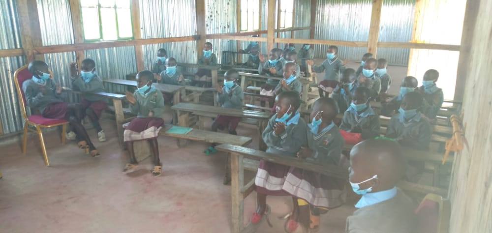 Kinderen in het nieuwe klaslokaal in Mogor, Kenia.