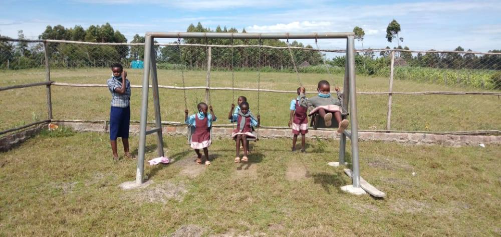 De speeltoestellen zijn in gebruik in het Compassion-project in Mogor, Kenia.