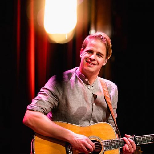 Foto van Nederlandse liedjesschrijver en zanger Matthijn Buwalda die gitaar speelt