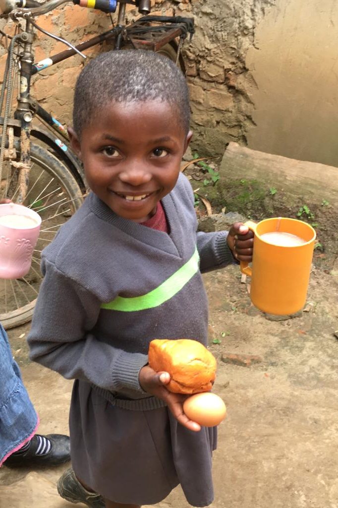 Een meisje krijgt eten op een Compassion-project.