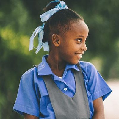 Haitiaans meisje kijkt naar rechts