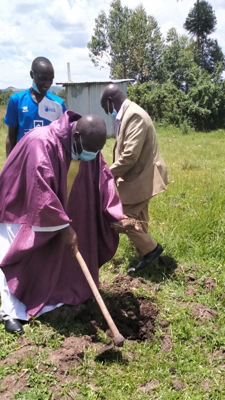 De priester zegent de grond voor het nieuwe klaslokaal in Mogor, Kenia.