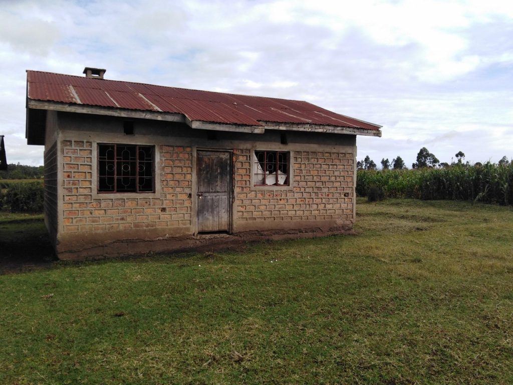 Het gebouw in Mogor, Kenia, dat omgebouwd zal worden tot projectkantoor.