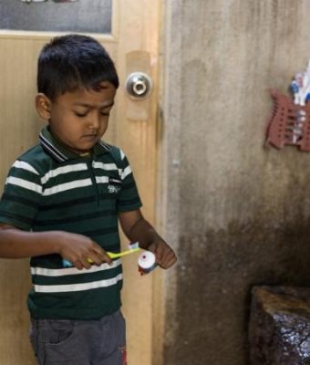 Rakshan uit Sri Lanka doet tandpasta op zijn tandenborstel