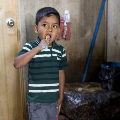 Rakshan uit Sri Lanka poetst zijn tanden grondig