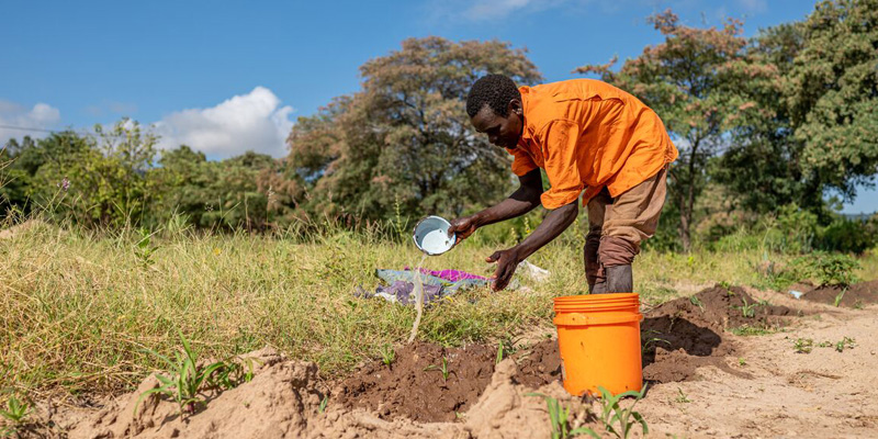 Vader Amos uit Tanzania is op het land aan het werk.