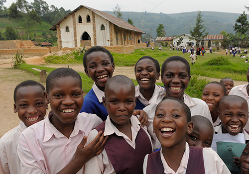 Ugandese kinderen voor een kerkgebouw
