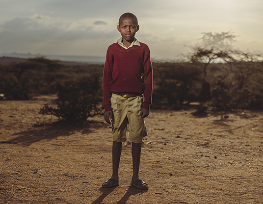 Jongen in Kenia op droge vlakte