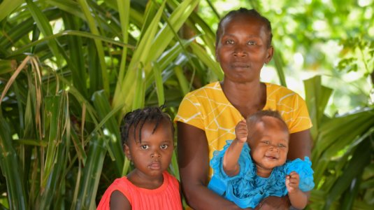 Moeder uit Haïti met haar dochters