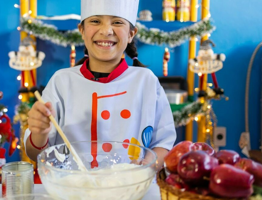 Sara uit Mexico maakt een appelsalade in de keuken van het Compassion-project waar zij naartoe gaat