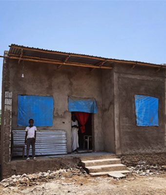 Huizen in Ethiopië worden herbouwd na overstromingen in het regenseizoen