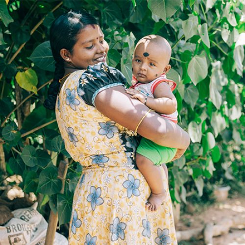 Een moeder met haar baby in Sri Lanka.