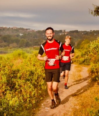 Twee mannen zijn in Tanzania aan het hardlopen.