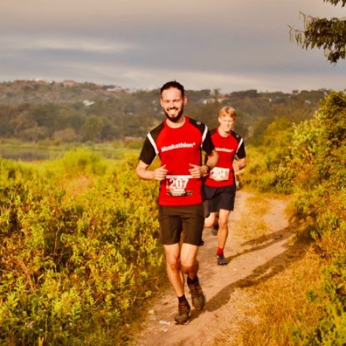 Twee mannen zijn in Tanzania aan het hardlopen.