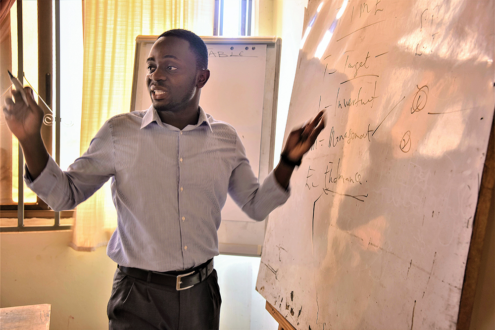 Een Compassion-alumni uit Ghana houdt een presentatie
