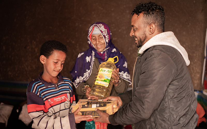 Een gezin in Ethiopië ontvangt een voedselpakket. 