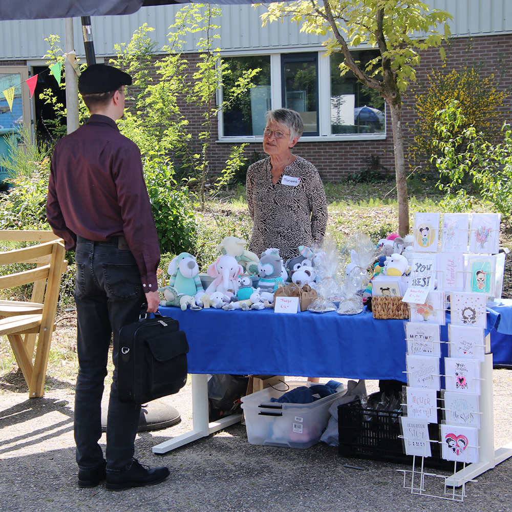 Een kraampje op de markt op de ambassadeursdag.