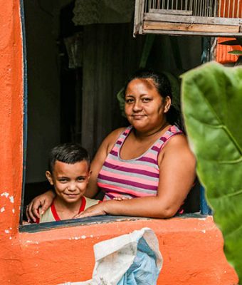 Francisco gaat naar een Compassion-project in Brazilië en staat met zijn moeder bij zijn huis.