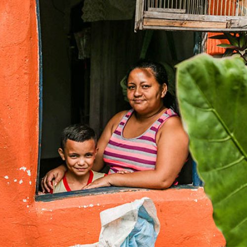 Francisco gaat naar een Compassion-project in Brazilië en staat met zijn moeder bij zijn huis.