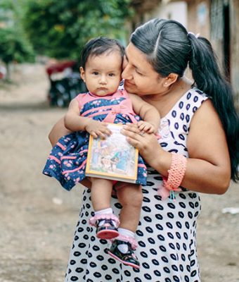 Een moeder met haar dochter in Peru.