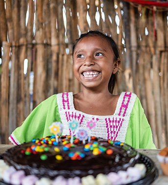 Eldimar uit Colombia met haar verjaardagstaart.