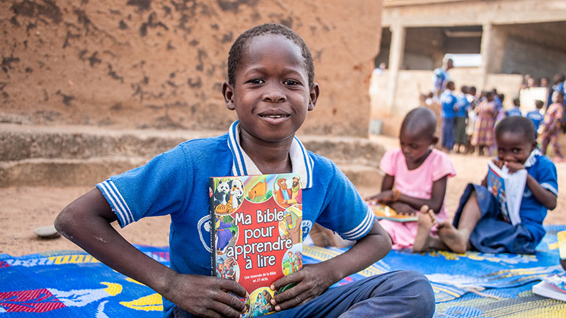 Honore uit Togo met zijn eigen bijbel.