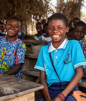 Pelagie uit Togo is met haar klasgenoten op het Compassion-project